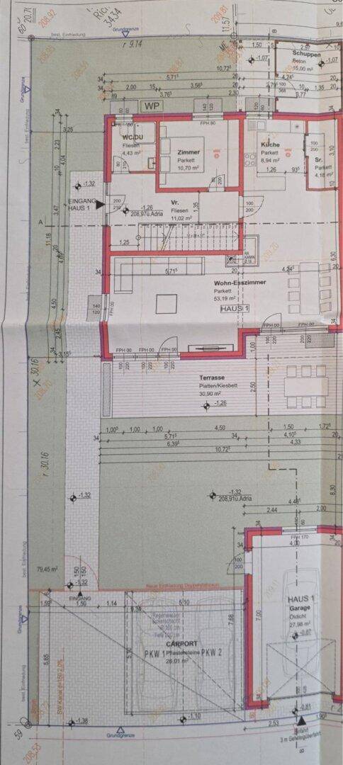 Gesamtgrundriss des Hauses mit Erdgeschoss, Terrasse, Garten und Carport.