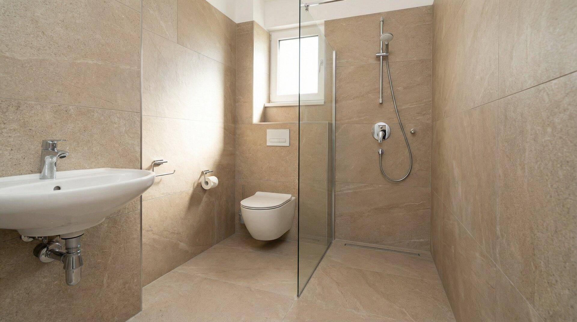 Modernes Badezimmer in Beige mit ebenerdiger Dusche, wandhängendem WC und Fenster.