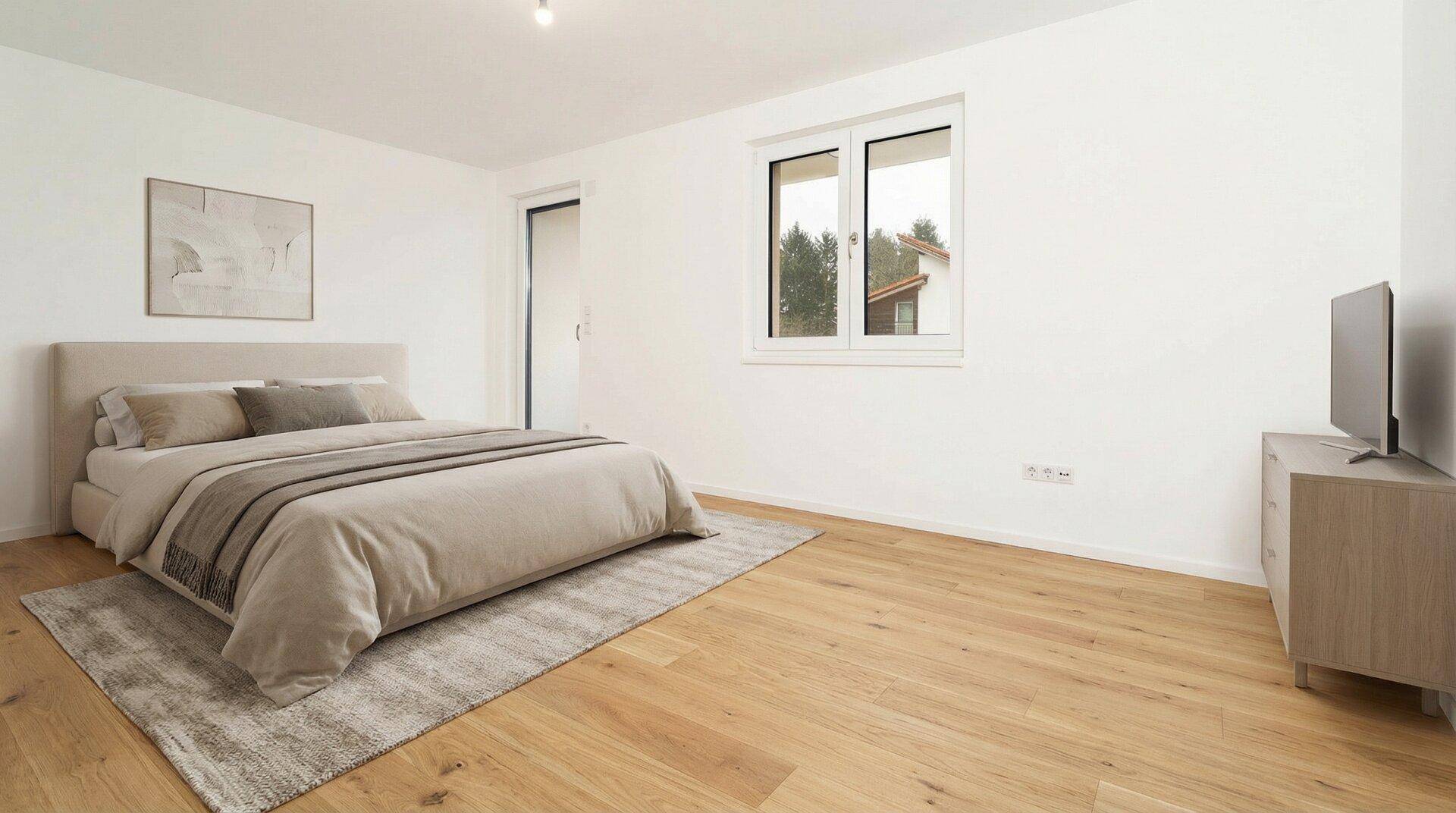 Helles Schlafzimmer mit Holzboden, großem Fenster und modernem Bett.