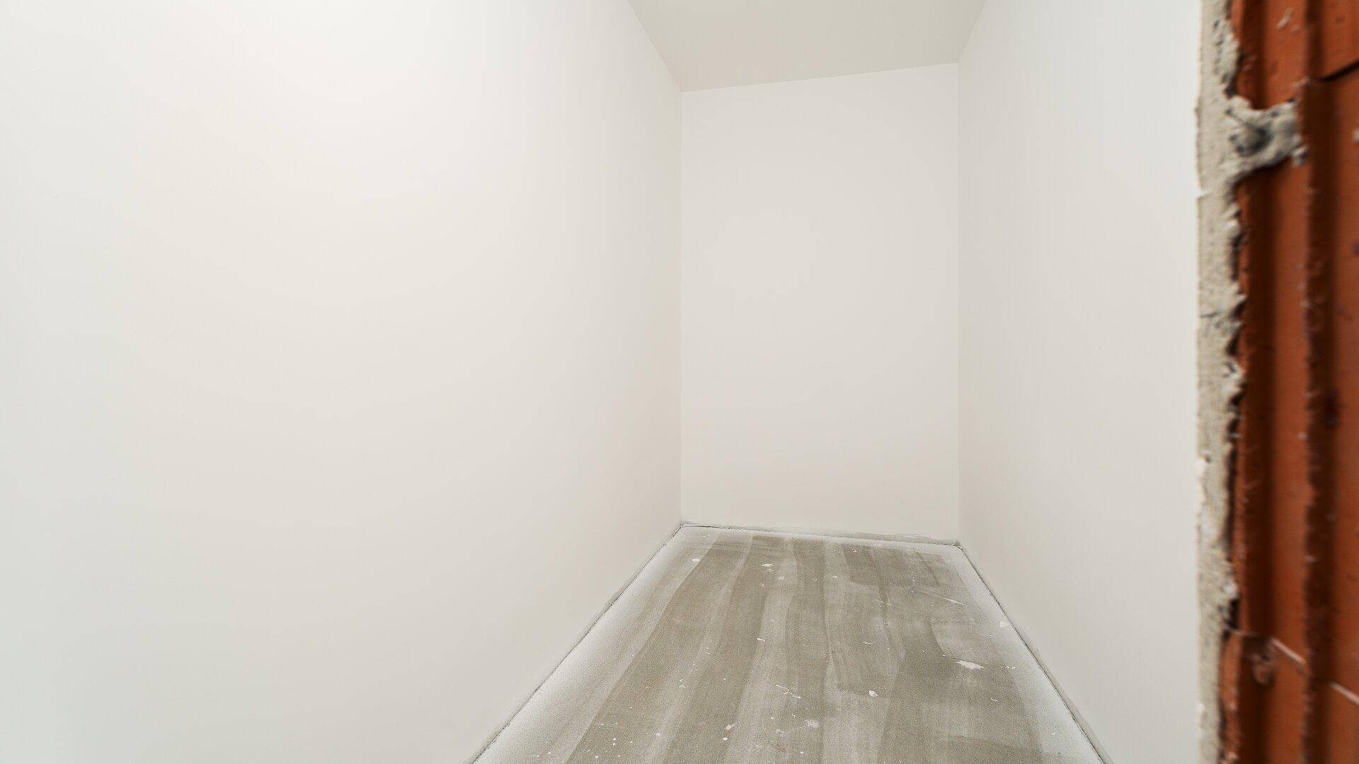 Kleiner Raum im Rohbauzustand, möglicherweise als Abstellraum oder begehbarer Kleiderschrank vorgesehen.