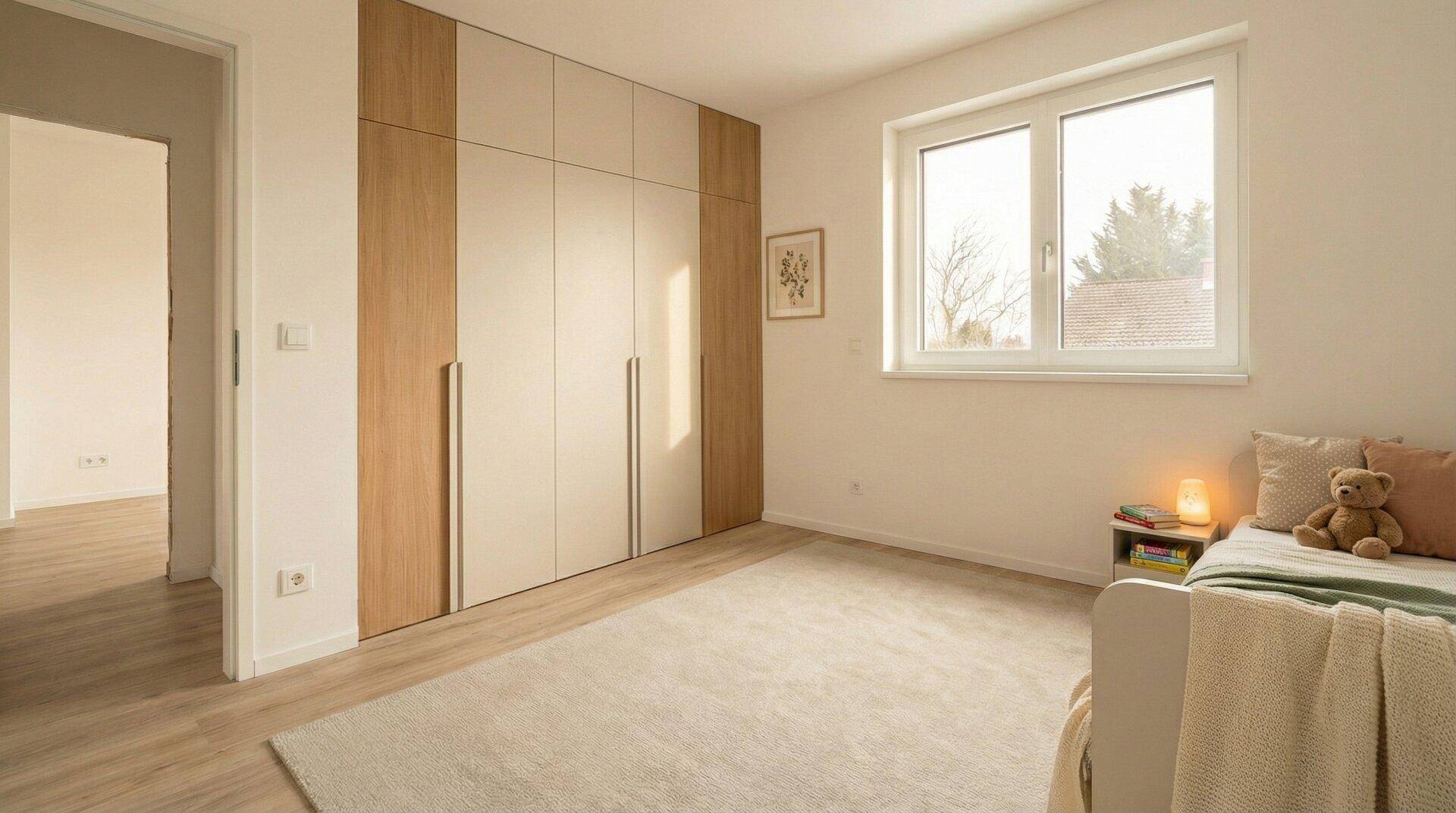 Helles Schlafzimmer mit modernen Einbauschränken und Kinderbett, funktional und stilvoll.