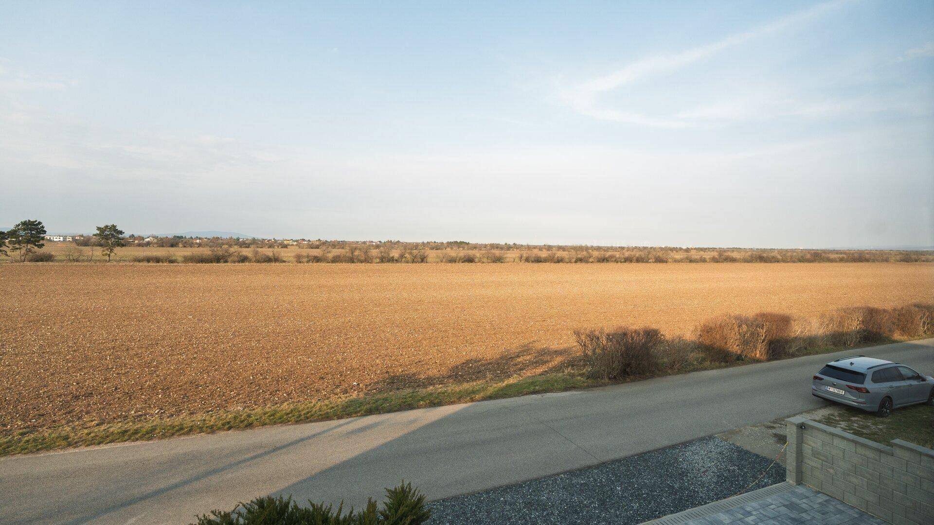 Panoramablick über weite, offene Felder und die ländliche Landschaft von der oberen Etage.