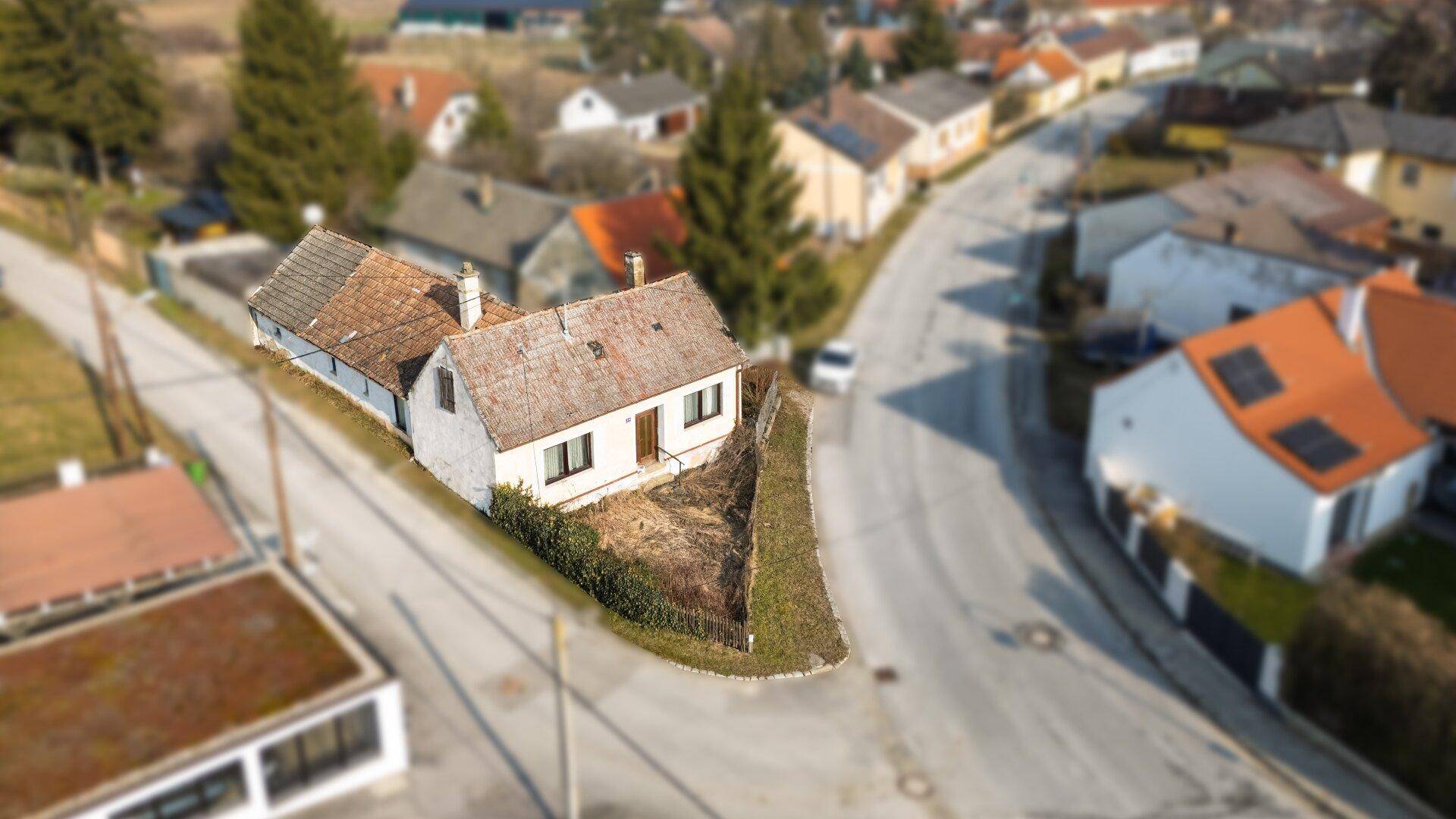 Übersicht aus der Vogelperspektive zeigt das Haus und die angrenzende Straße.