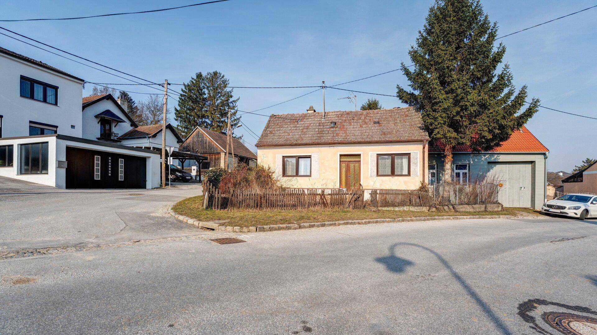 Das Haus von der Straße aus gesehen, umgeben von weiteren Wohnhäusern.