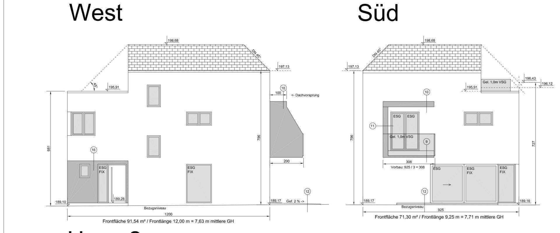 West- und Südansicht des Gebäudes mit Fenstern und Balkon.