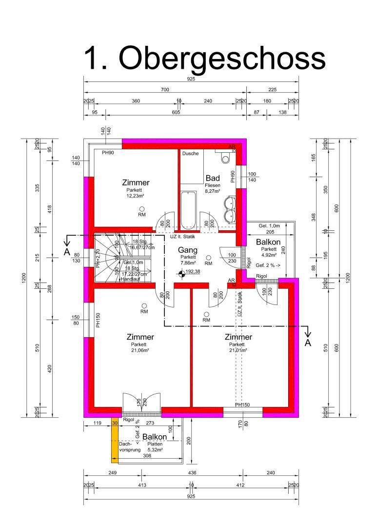 Grundriss des ersten Obergeschosses mit drei Zimmern, Bad und Balkon.