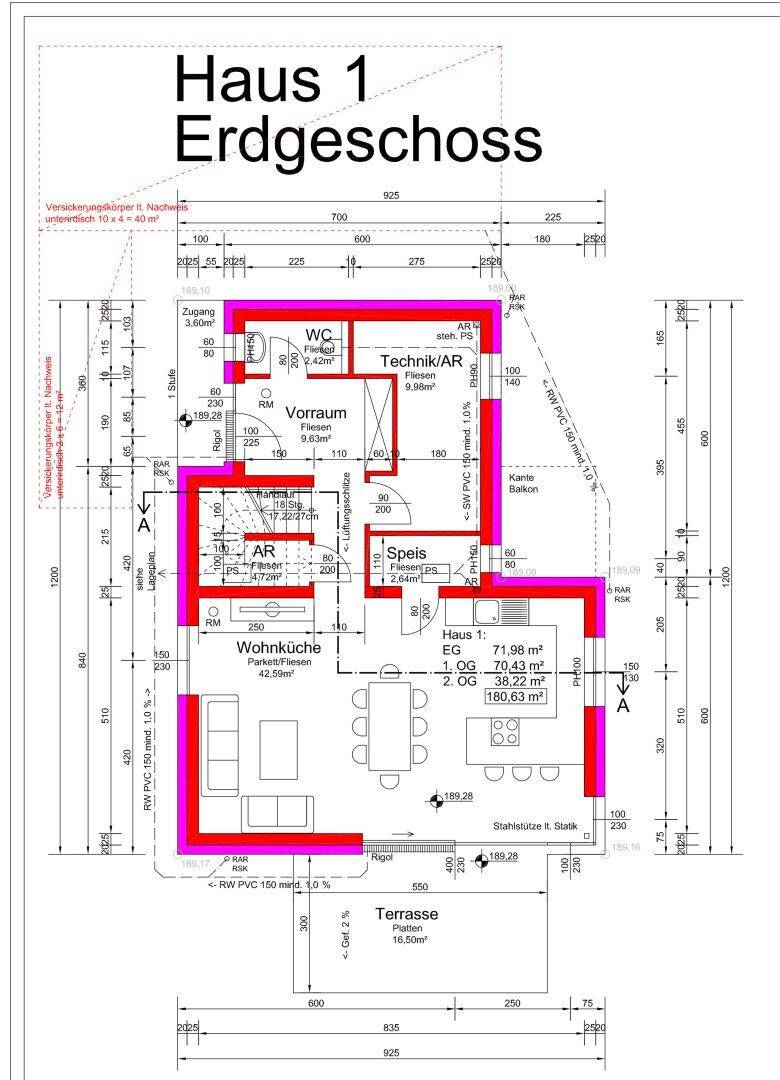 Grundriss des Erdgeschosses mit offener Wohnküche, Terrasse und WC.