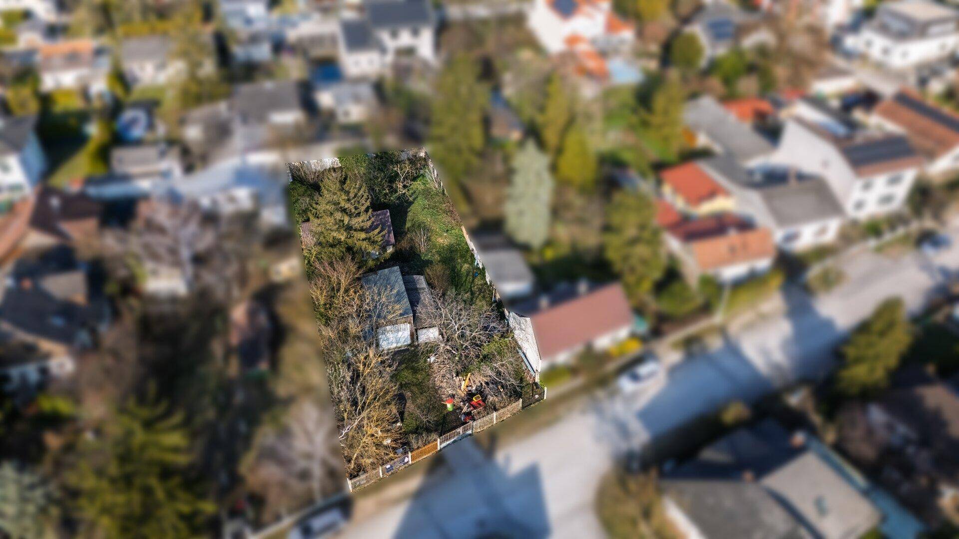 Weitläufige Luftaufnahme des Anwesens mit umgebender Wohnbebauung und viel Natur.