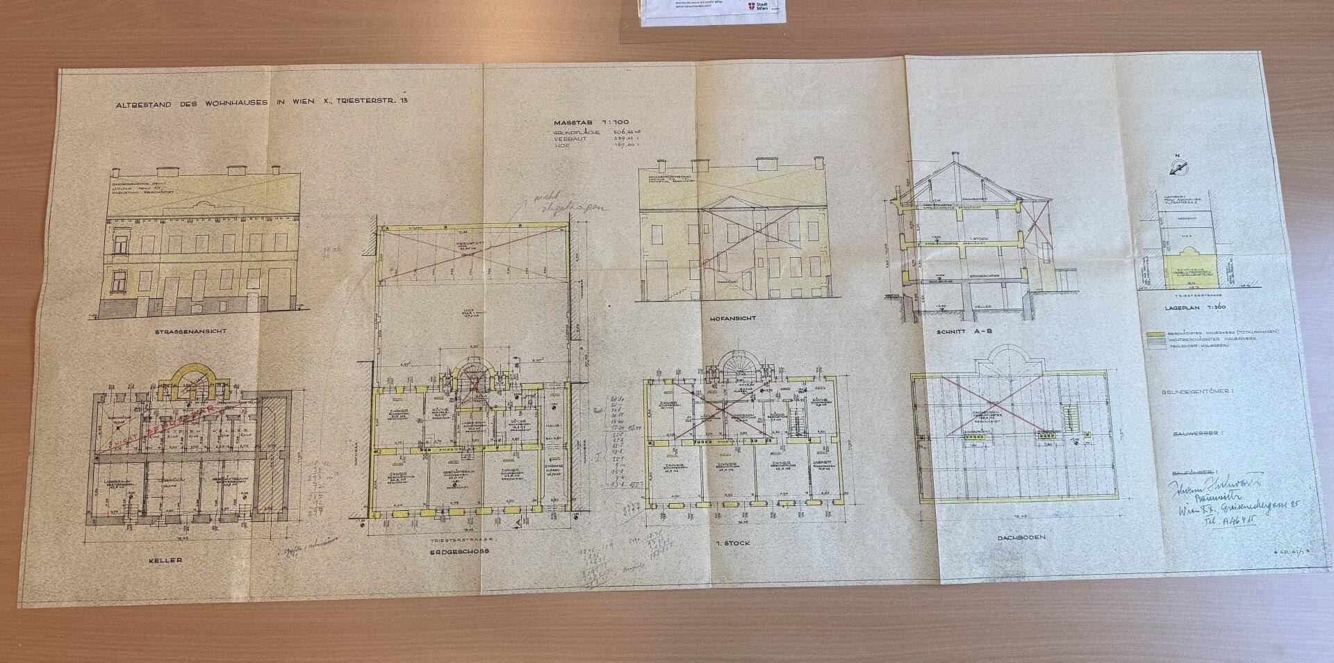 Historische Baupläne des Wohnhauses mit verschiedenen Ansichten und Grundrissen, detailliert dargestellt.