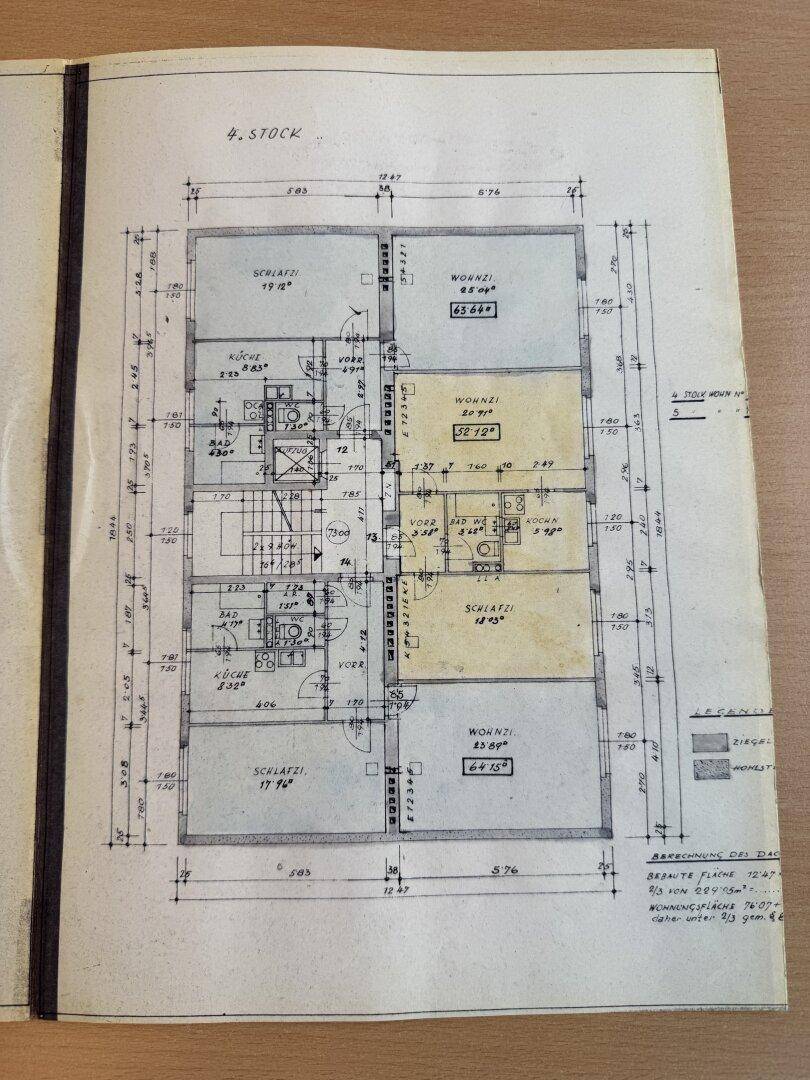 Grundriss des 4. Stocks mit detaillierter Raumaufteilung, inklusive Wohn- und Schlafbereichen, klar erkennbar.