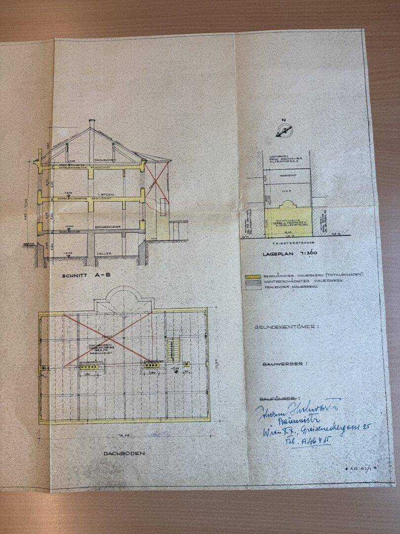 Architektonische Zeichnung mit Gebäudeschnitt, Dachbodenplan und Lageplan des Grundstücks, umfassende Ansicht.