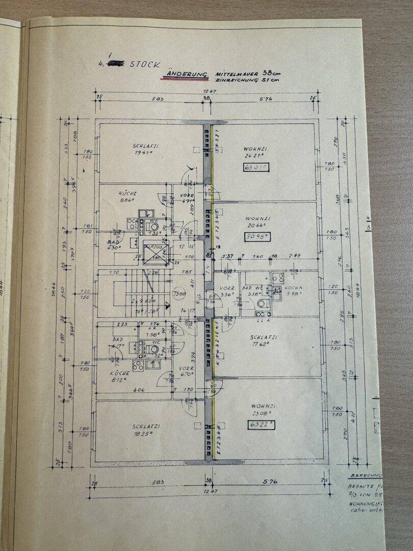 Grundriss des 4. Stocks mit einer Änderung der Mittelwand, zeigt die Raumaufteilung und Anpassungen.