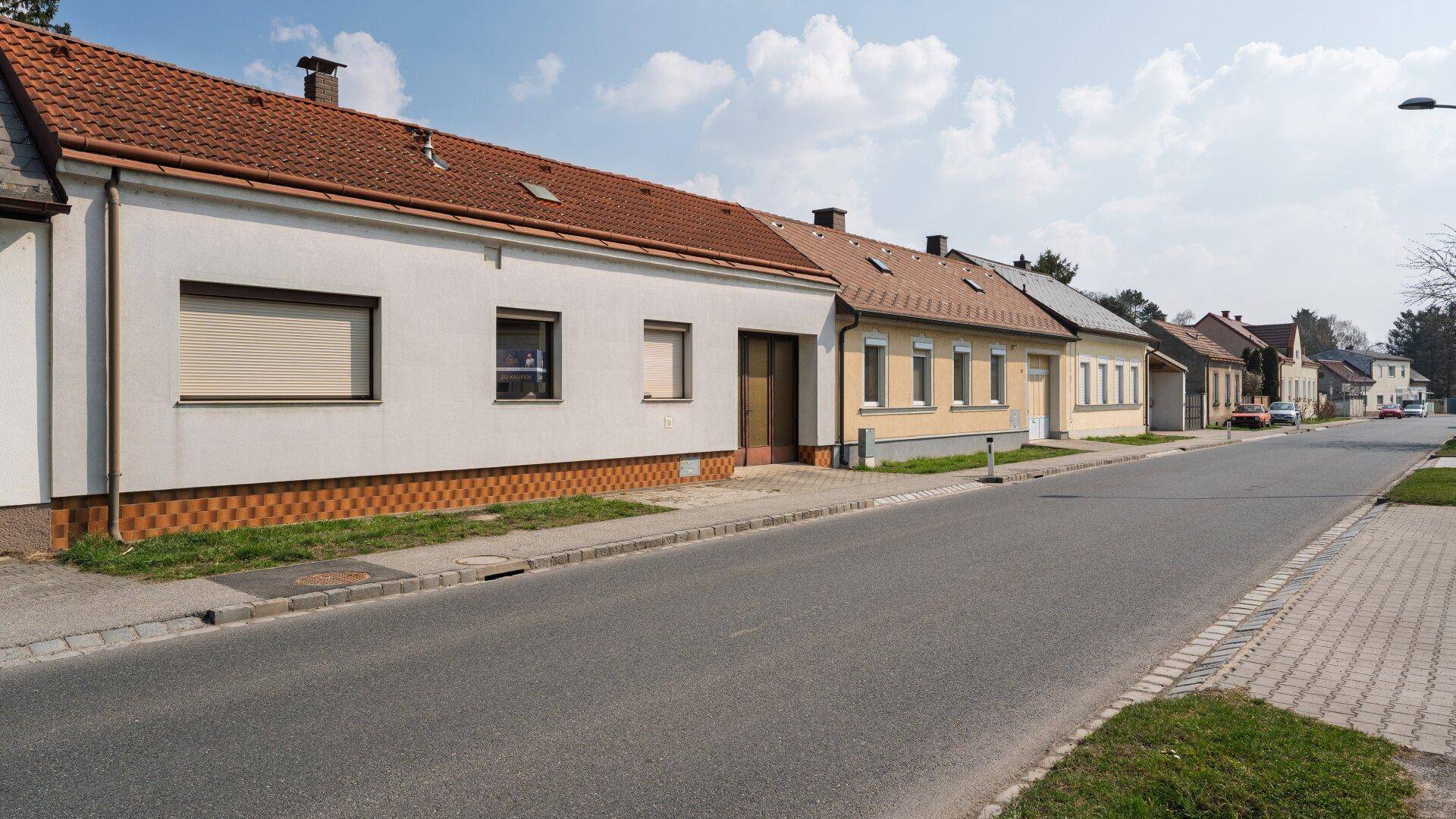 Straßenansicht des Hauses und der angrenzenden Gebäude in der Nachbarschaft.