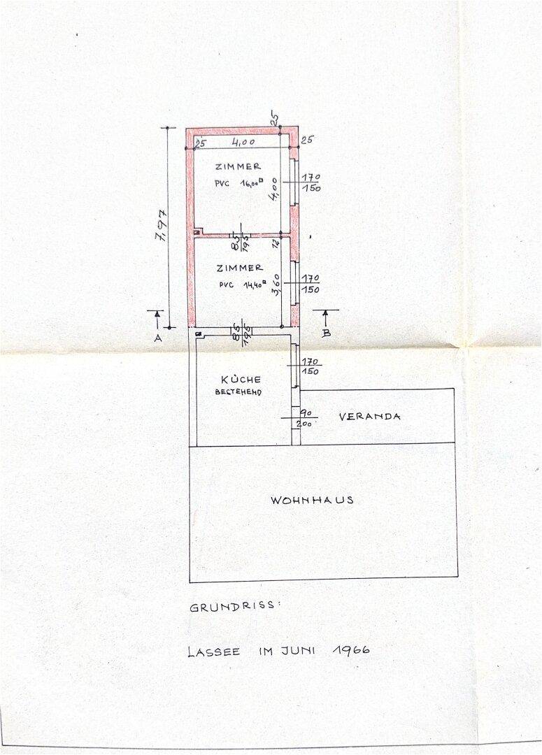 Alter Grundrissplan des Wohnhauses mit Zimmern, Küche und einer Veranda.
