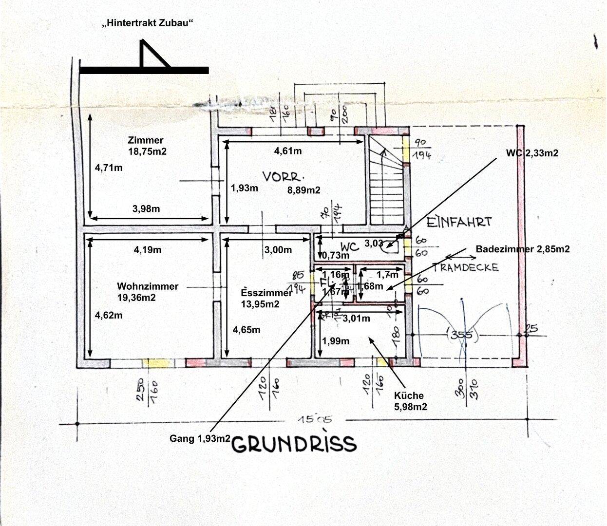 Grundriss des Erdgeschosses mit Zimmern, Bad, WC und Vorraum, inklusive Maßen.