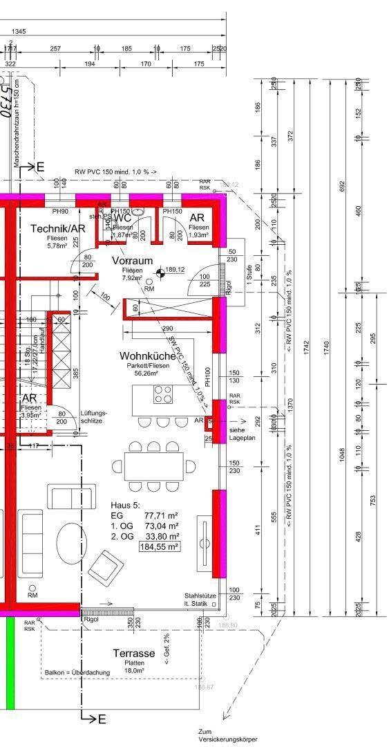 Grundriss des Erdgeschosses mit offener Wohnküche, Abstellraum und Terrasse.