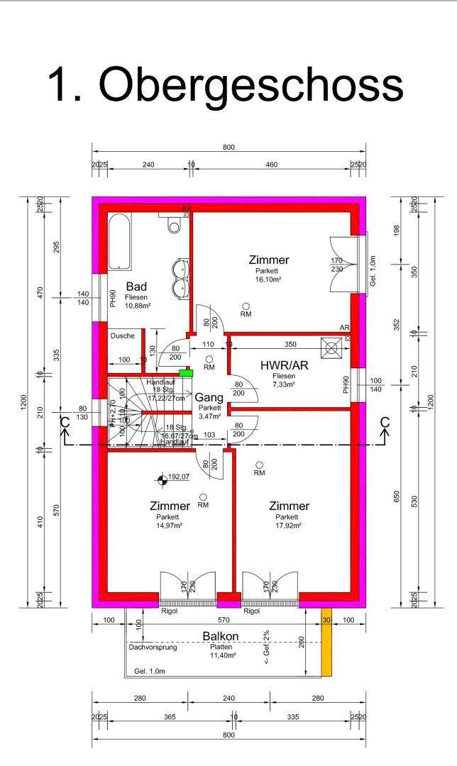 Grundriss des ersten Obergeschosses mit drei Zimmern, Bad und Balkon.