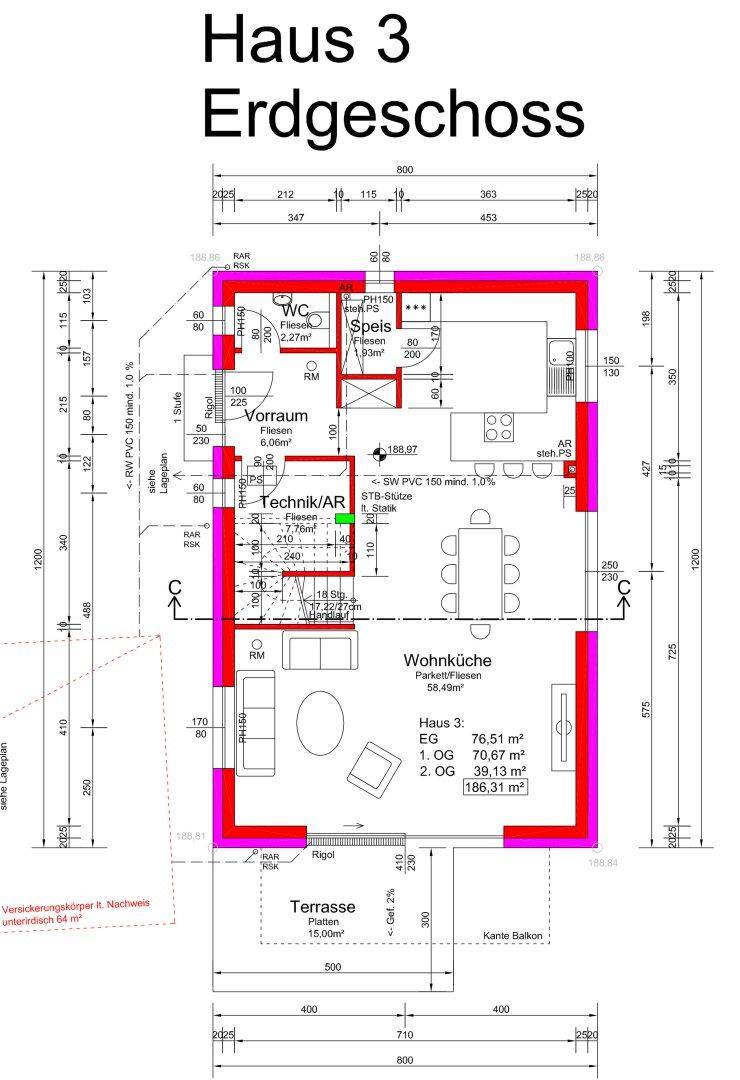 Grundriss des Erdgeschosses mit Wohnküche, WC, Technikraum und Terrasse.