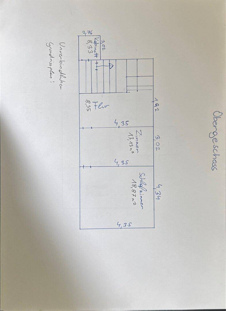 Handgezeichneter Grundriss des Obergeschosses mit Schlafzimmer und Flur.