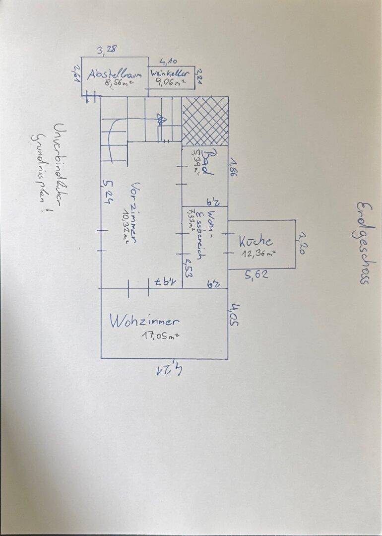 Handgezeichneter Grundriss des Erdgeschosses mit Wohnzimmer, Küche und Bad.