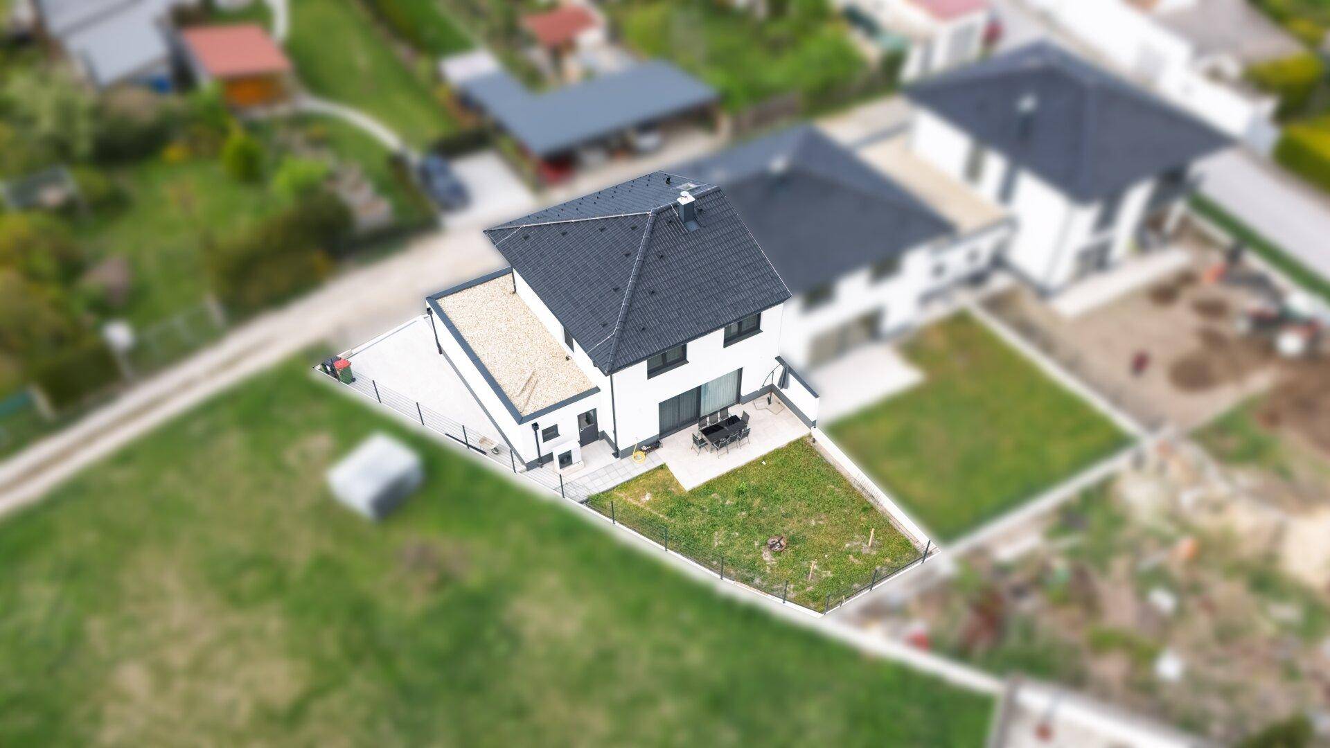 Übersicht aus der Luft des Hauses mit Garten und der angrenzenden Nachbarschaft.