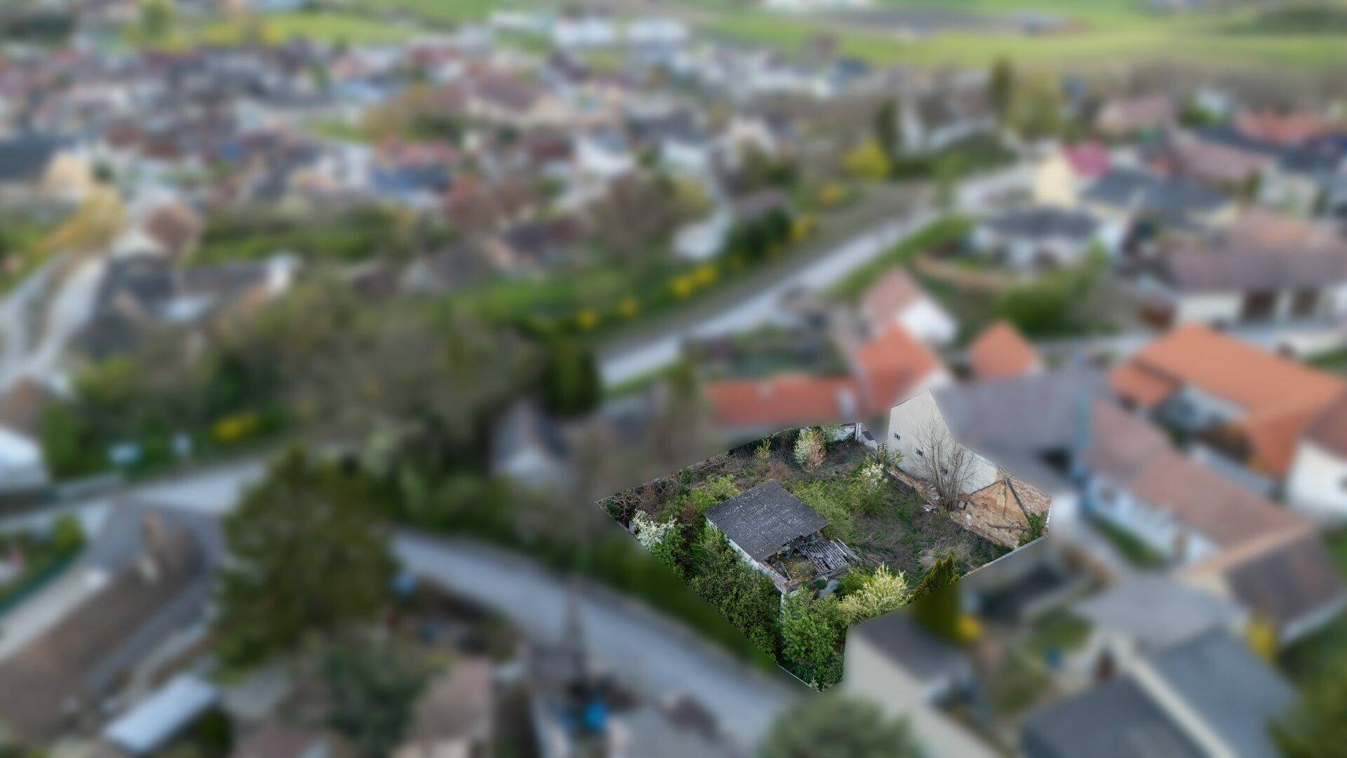 Panoramische Luftansicht des Grundstücks mit baufälligem Gebäude und umliegender ländlicher Bebauung.