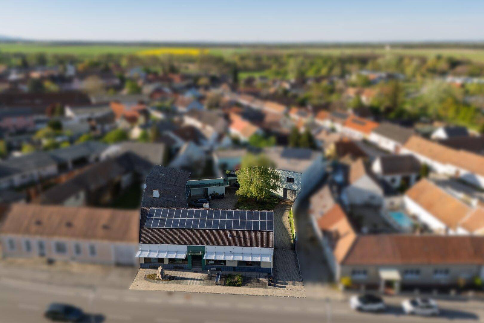 Weitläufige Luftaufnahme des Anwesens mit Solaranlage, eingebettet in die ländliche Umgebung.