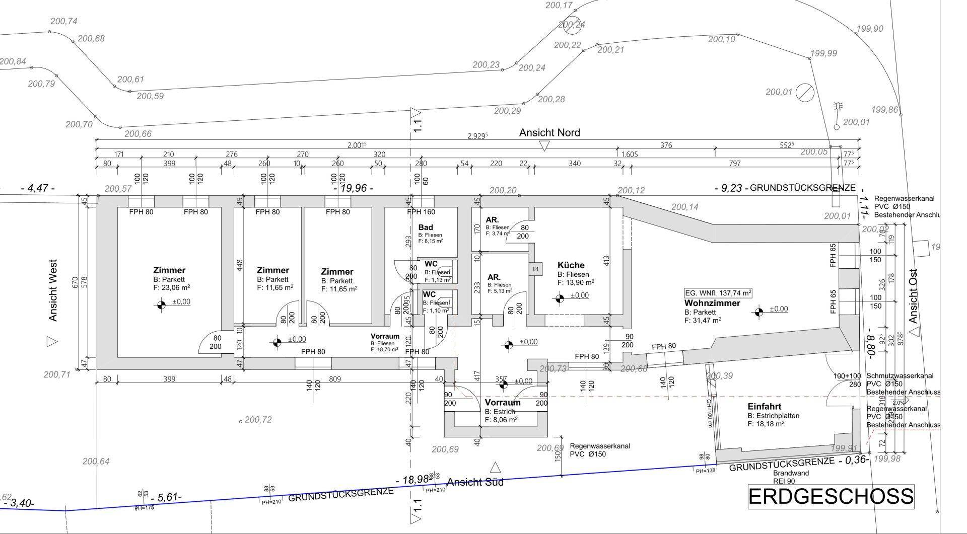 Grundriss des Erdgeschosses mit Zimmern, Bad, Küche und Wohnzimmer, inklusive Maßangaben.