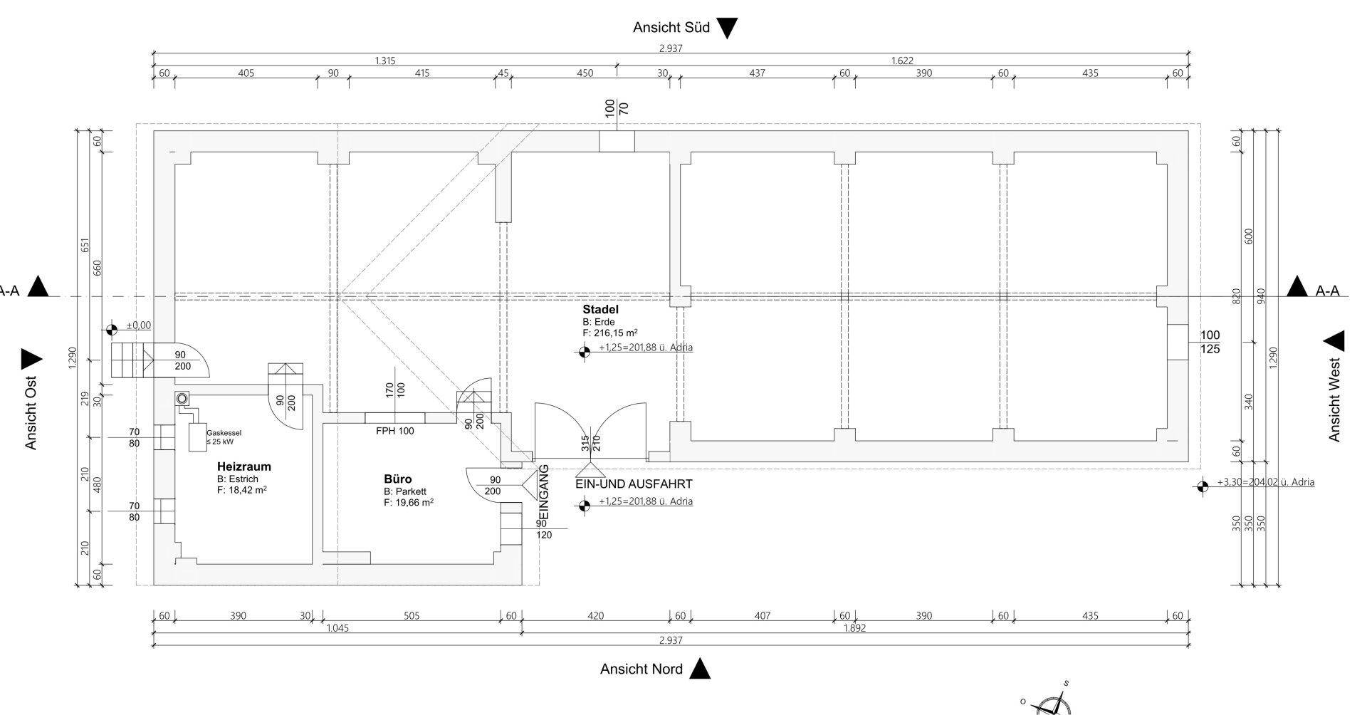 Grundriss mit Heizraum, Büro und einem großen Stadelbereich sowie Ein- und Ausfahrt.