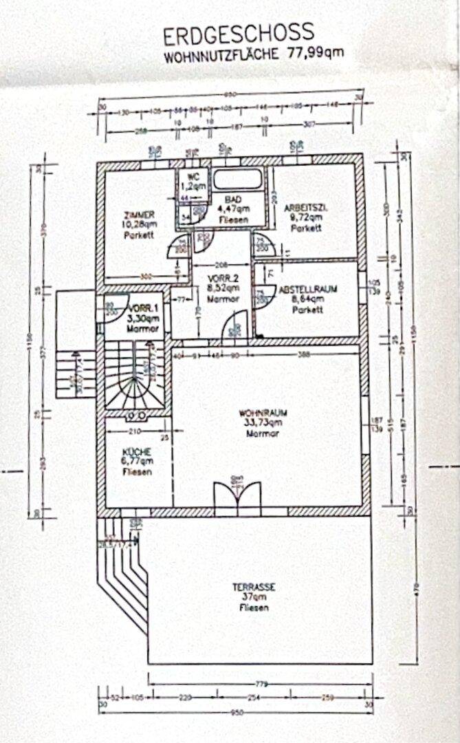 Grundriss des Erdgeschosses mit Wohnraum, Küche, Zimmern und Terrasse.