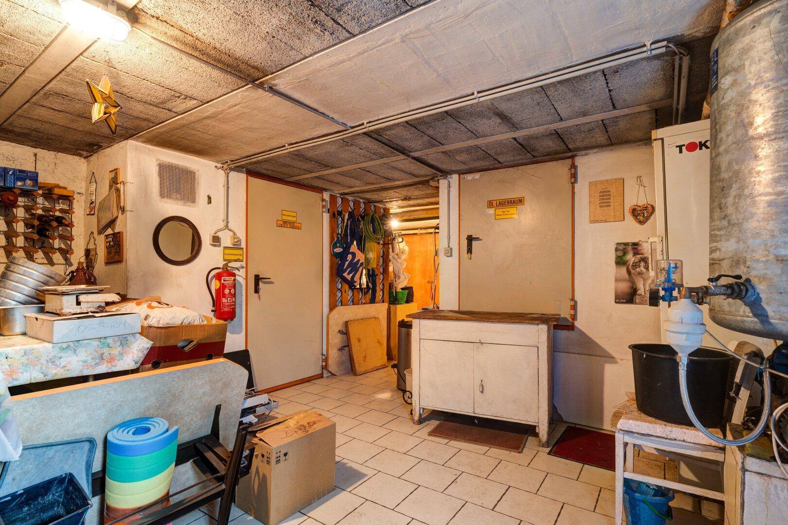 Charmantes, renovierungsbedürftiges Zweifamilienhaus in Engelhartstetten mit großen Grund, Stadel und Nebengebäuden - Ansicht 4