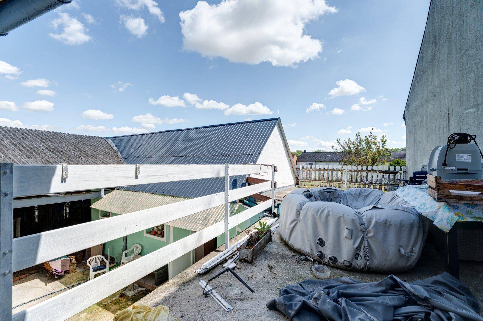 Dachterrasse mit Whirlpool und Blick auf die umliegenden Dächer.
