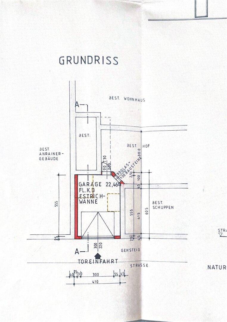 Teilgrundriss des Erdgeschosses mit Garage und Toreinfahrt, detailliert dargestellt.