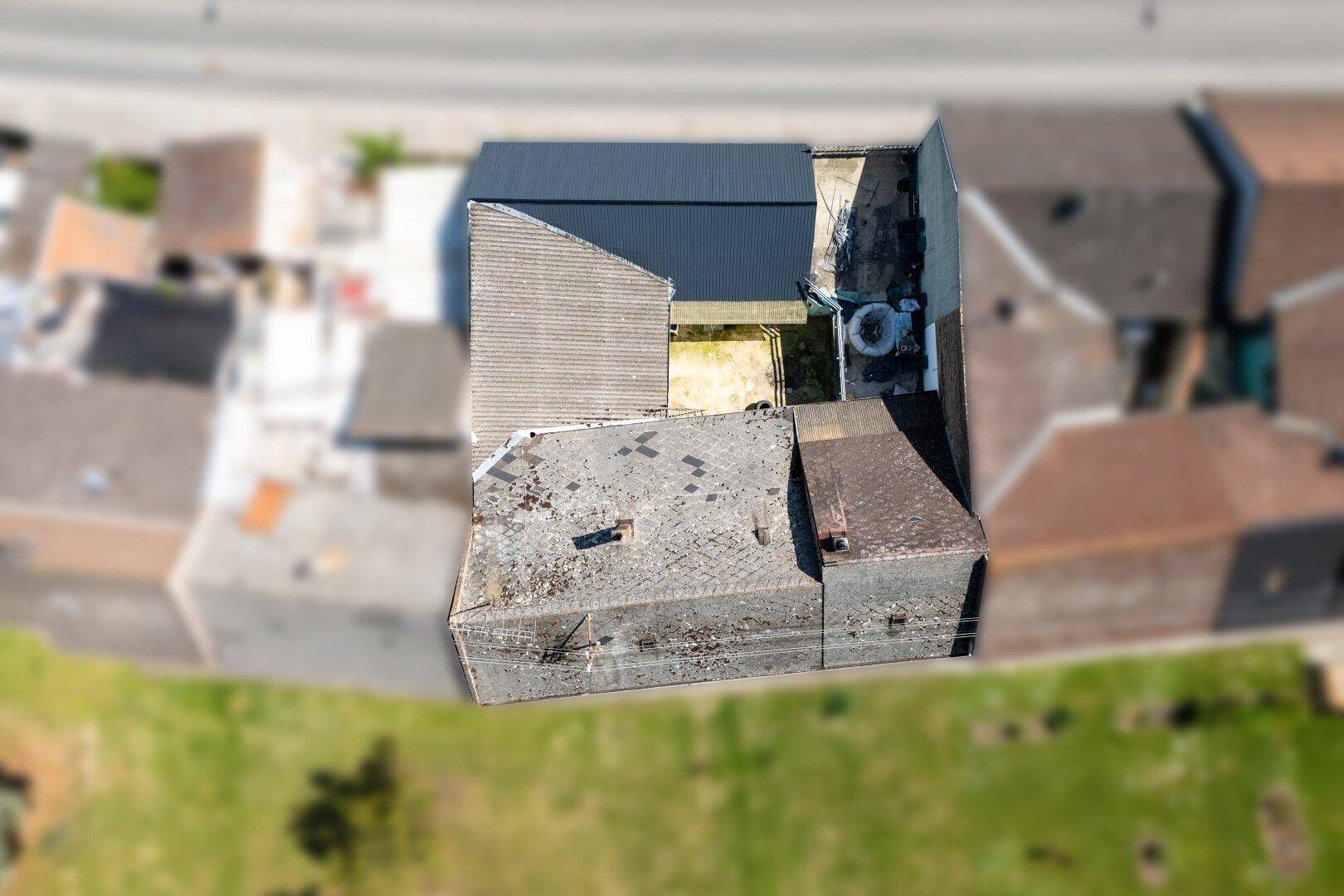 Detaillierte Luftaufnahme des Daches und eines kleinen Innenhofs des Wohnhauses in der Siedlung.