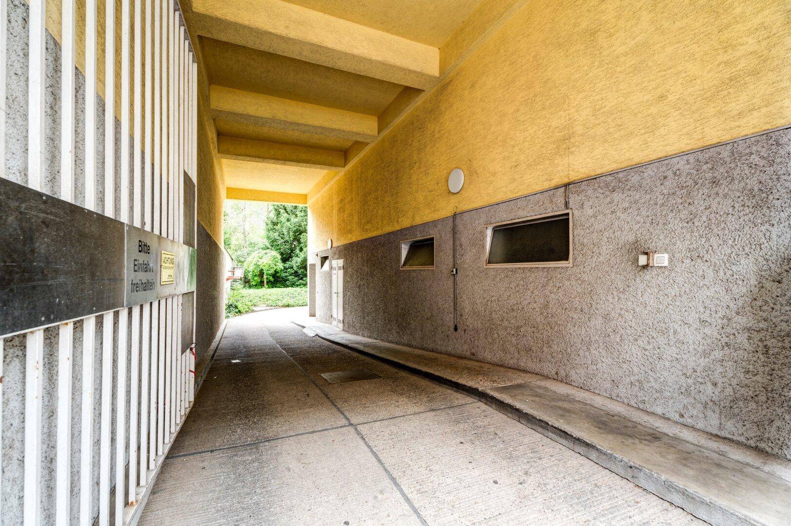 Zufahrt zu einer Tiefgarage oder einem Parkbereich mit Rampe.