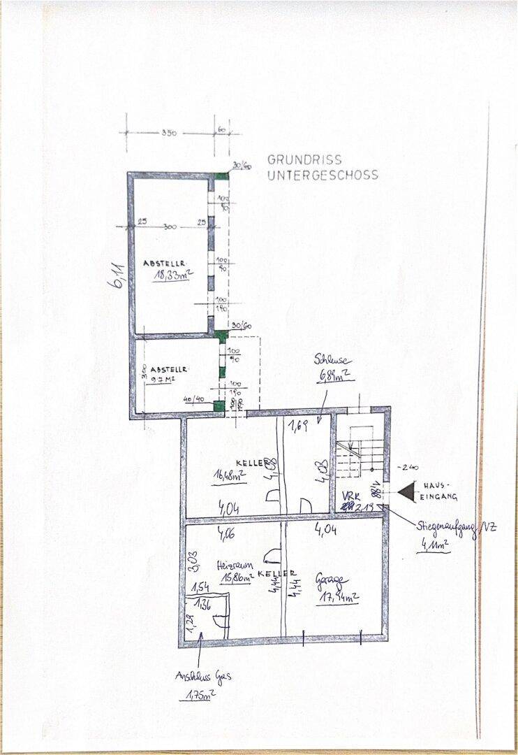 Handgezeichneter Grundriss des Untergeschosses mit Abstellräumen, Kellerräumen, Heizraum und Garage.