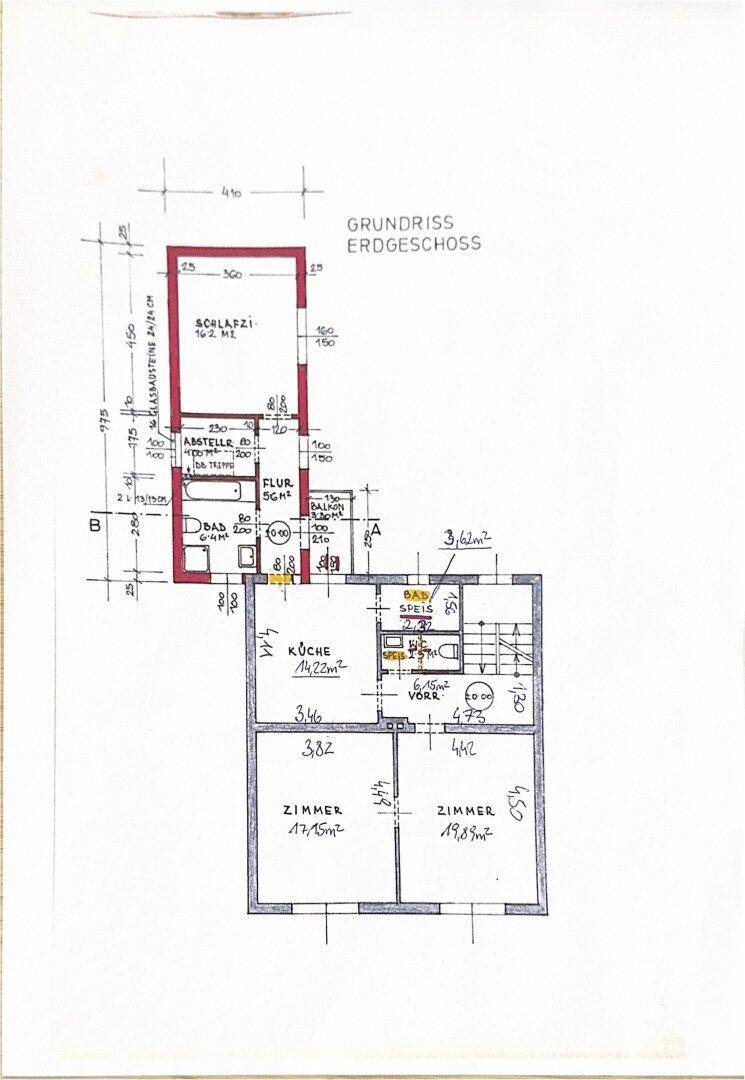 Handgezeichneter Grundriss des Erdgeschosses mit Schlafzimmer, Bad, Küche und weiteren Zimmern sowie Balkon.