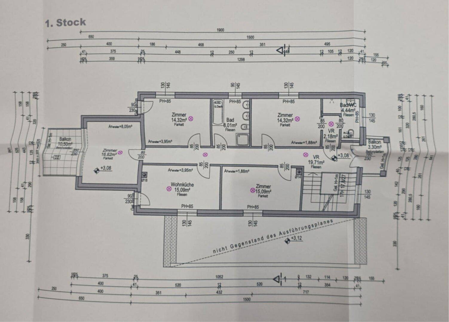Grundriss des ersten Stocks mit mehreren Zimmern, Bädern und zwei Balkonen.