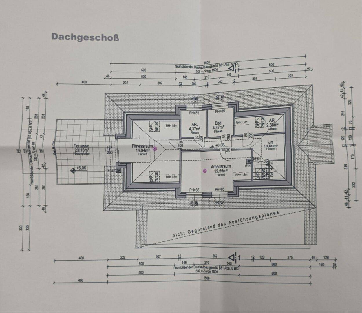 Grundriss des Dachgeschosses mit Fitnessraum, Arbeitszimmer, Bad und einer großen Dachterrasse.