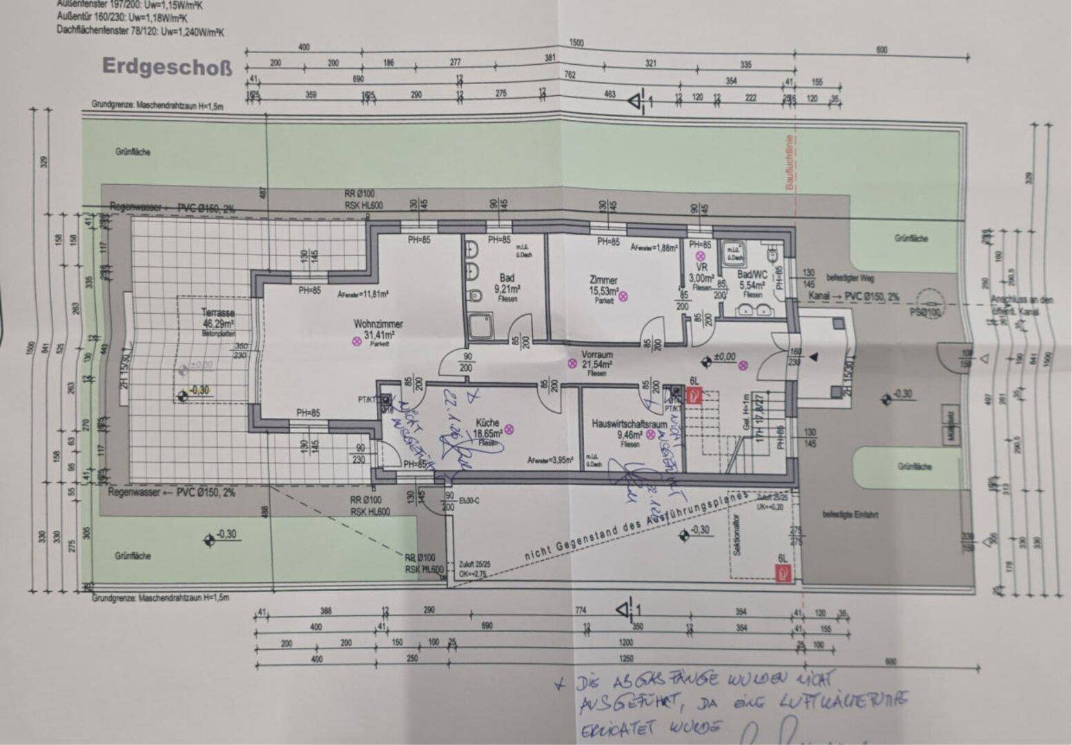 Grundriss des Erdgeschosses mit Wohnzimmer, Küche, Bad, weiteren Zimmern und einer Terrasse.