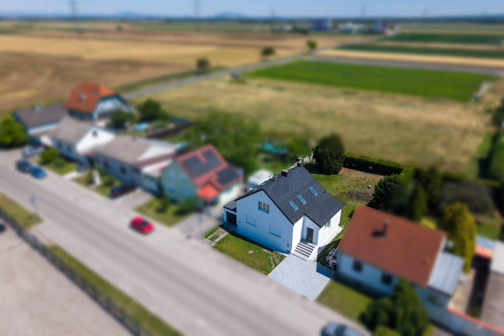 Panoramische Luftaufnahme des Hauses in einer ländlichen Umgebung mit weiten Feldern.