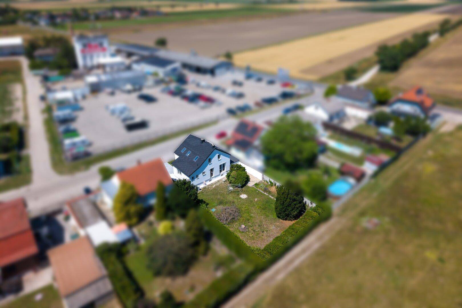 Übersicht des Grundstücks mit Wohnhaus, Gartenbereich und der umliegenden Infrastruktur.