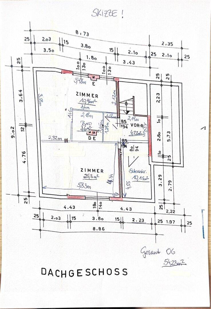 Handgezeichneter Grundriss des Dachgeschosses mit Zimmern, Bad und kleinem Balkon.