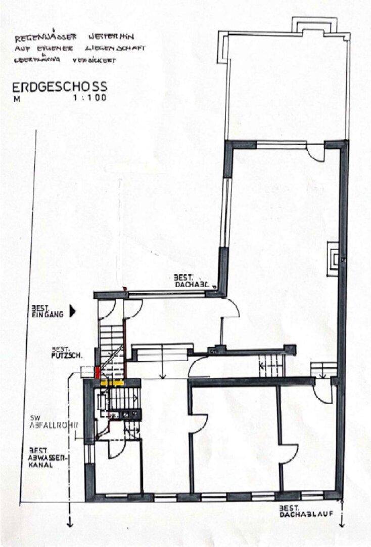 Grundriss des Erdgeschosses mit Eingangsbereich, Treppe und Raumaufteilung.