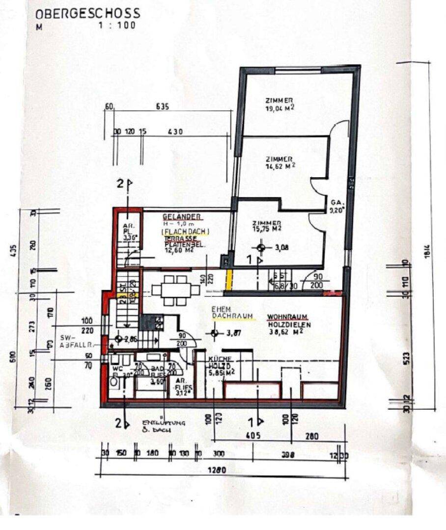 Grundriss des Obergeschosses mit mehreren Zimmern, Küche, Wohnraum und Dachterrasse.