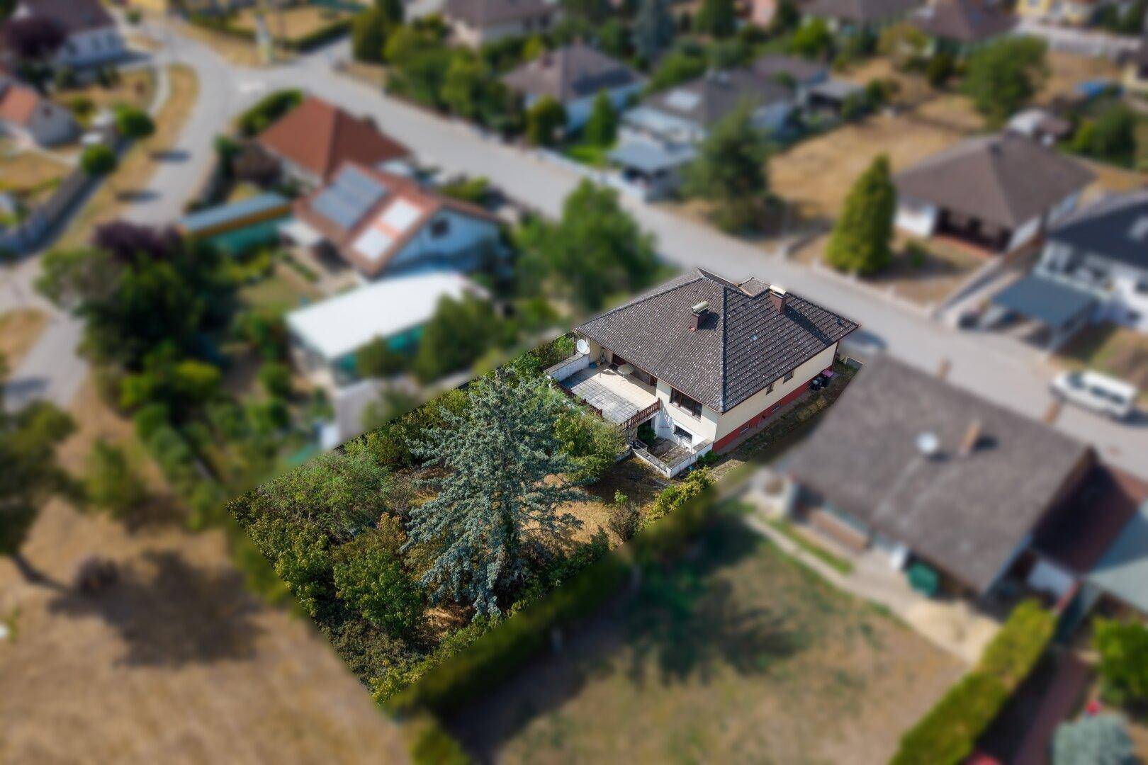 Vogelperspektive eines Hauses mit Garten und angrenzenden Grundstücken in ländlicher Umgebung.