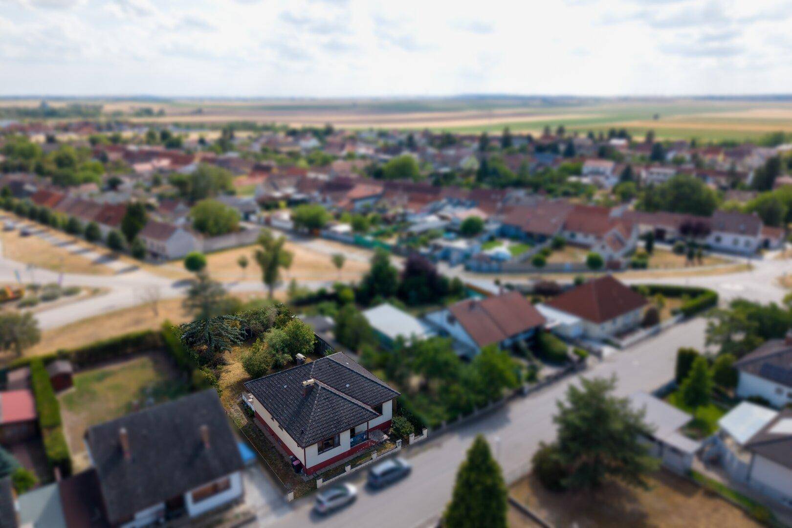 Luftaufnahme des Hauses in einer Wohngegend mit Blick auf die ländliche Umgebung und Straßen.