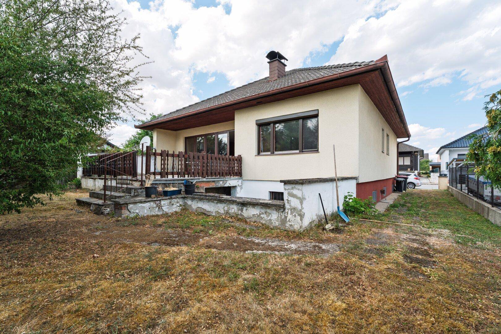 Rückansicht des Hauses mit Terrasse und Gartenbereich.