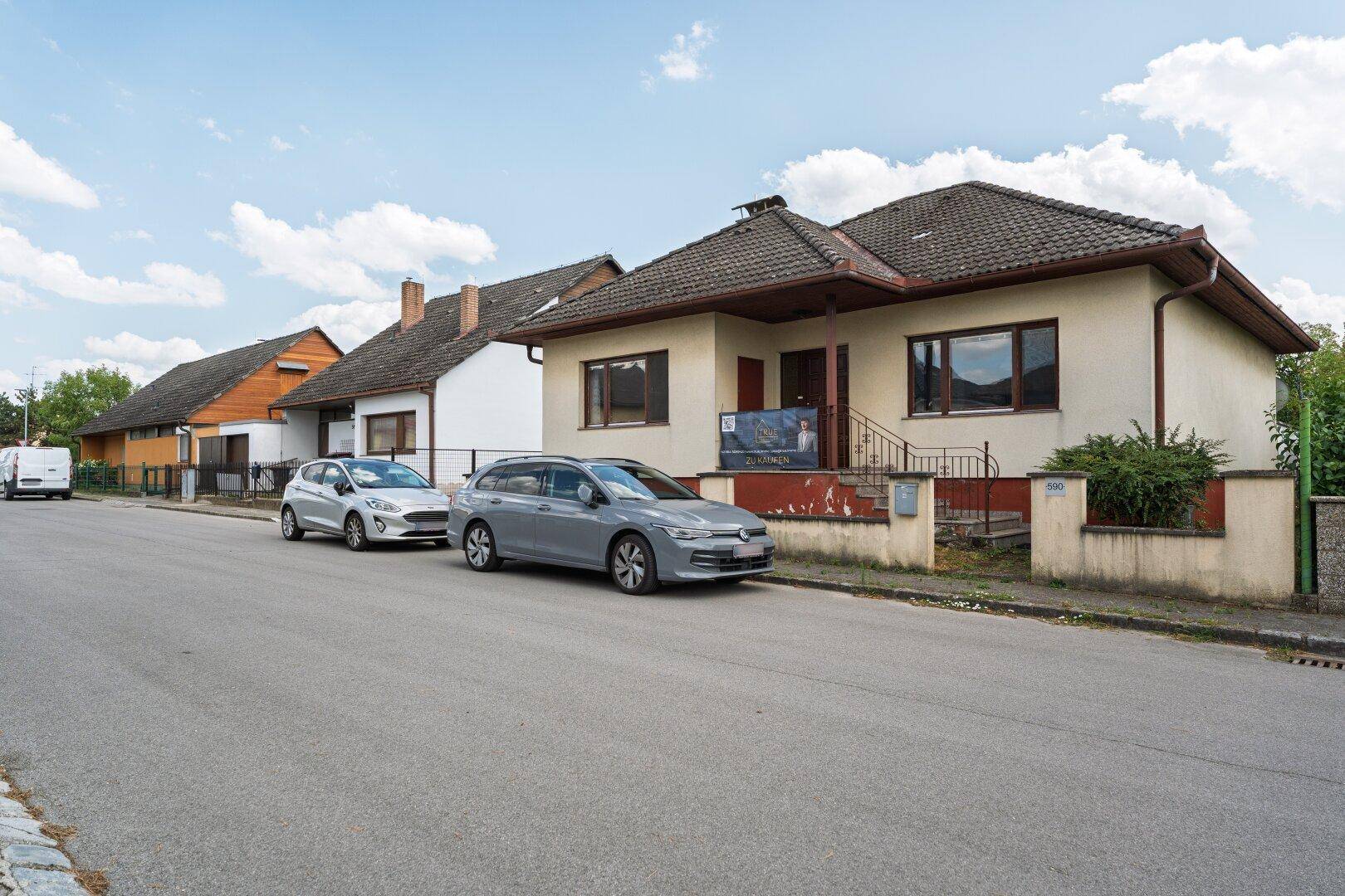Straßenansicht des Hauses und der Nachbargebäude in einer ruhigen Wohngegend.