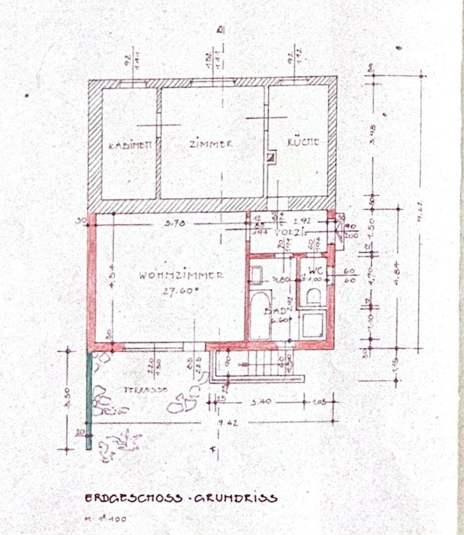 Handgezeichneter Grundriss des Erdgeschosses mit Wohnzimmer, Küche, Bad und Terrasse.